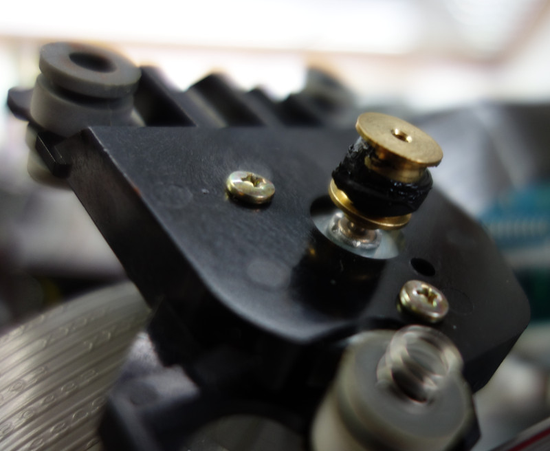 Capstan Pulley mit teerartigen Riemen-Resten