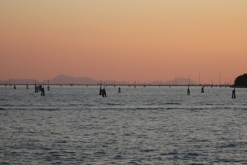 Abendstimmung: Ausblick von Venedig über die westliche Lagune auf die Colli Euganei (u.a. Monta Venda)