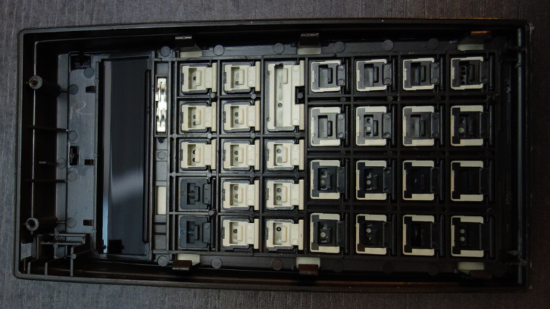Innenseite der Tastatur, man beachte die Tastengelenke!