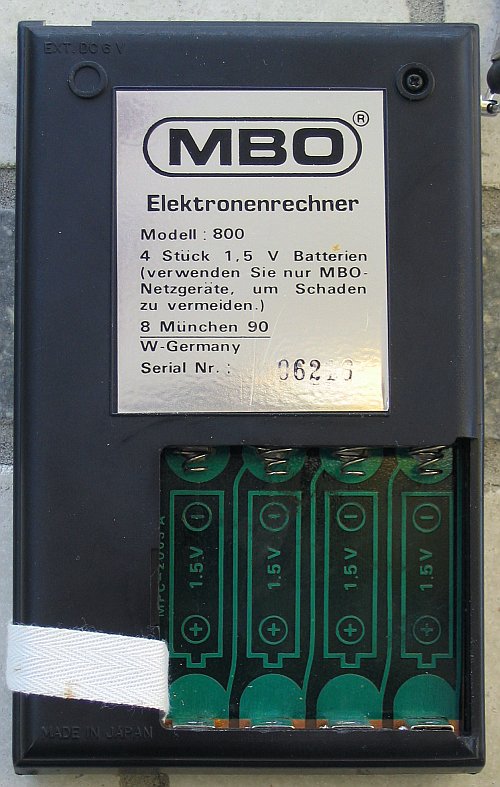 Rückseite mit offenem Batteriefach